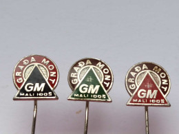 BADGE Z-98-1 - 3 PINS - GRADA MONT MALI IDOS, SERBIA, PIN YUGOSLAVIA, Construction Company - Lots