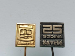 BADGE Z-98-2 - 2 PINS - SAVRIC PIN YUGOSLAVIA, WOOD INDUSTRY Industrie Du Bois, MEUBLES, Furniture - Lots
