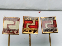 BADGE Z-98-2 - 3 PINS - KUHINJA KORONA, CORONA, WOOD INDUSTRY Industrie Du Bois, MEUBLES, Furniture, YUGOSLAVIA - Lots