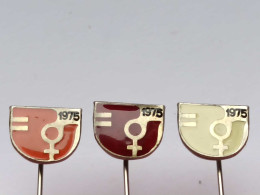 BADGE Z-98-6 - 3 PINS - JAMSTALLDHET MAN KVINNA SVERIGE, 1975 Equality Between The Sexes & Red Cross Croix Rouge - Lots