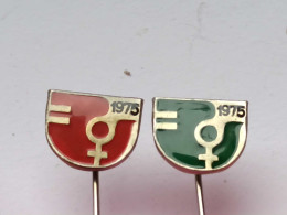 BADGE Z-98-7 - 2 PINS - JAMSTALLDHET MAN KVINNA SVERIGE Swedish 1975 Equality Between The Sexes & Red Cross Croix Rouge - Sets