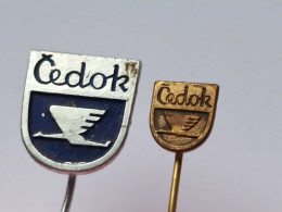 BADGE Z-98-8 - 2 PINS -  CEDOK AIRLINES Czech Republic, AIR LINE COMANY - Lotes