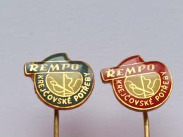 BADGE Z-98-8 - 2 PINS -  REMPO KREJCOVSKE POTREBY, Sewing Shop - Loten