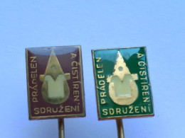 BADGE Z-98-15 - 2 PINS - Association De Lavoirs Et Citernes Revendiqués, Sdruzeni Pradelen A Cistiren - Sets