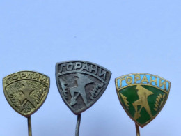 BADGE Z-98-15 - 3 PINS - GORANI , YUGOSLAVIA, Forest Keepers, Gardes Forestiers, Alpinistes Et Reboisement, Mountaineers - Lots