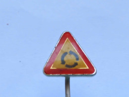 BADGE Z-35-13 - AUTO CAR TRAFFIC SIGN, PANNEAU DE SIGNALISATION, Znak - Banks