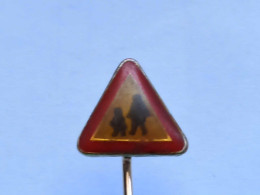 BADGE Z-35-13 - AUTO CAR TRAFFIC SIGN, PANNEAU DE SIGNALISATION, Znak - Banques