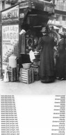 PARIS 1900 Photo Cpsm Réédition Reproduction. Commerce Distributeur Automatique Nombreuses Publicités... - Shopkeepers