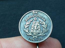 BADGE Z-71-1 - CHESS ECHECS SCHACH AJEDREZ SAKK SAH, AGROUNIJA INDJIJA, INDIJA, SERBIA, Club - Casinos