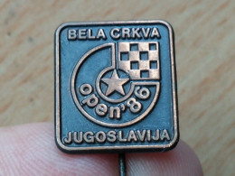 BADGE Z-71-1 - CHESS ECHECS SCHACH AJEDREZ SAKK SAH, BELA CRKVA, SERBIA, OPEN 1986, TOURNAMENT, TOURNOI - Jeux