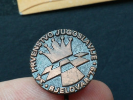 BADGE Z-71-1 - CHESS ECHECS SCHACH AJEDREZ SAKK SAH, BJELOVAR 1979, CROATIA, Tournament, Tournoi - Casinos