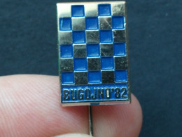 BADGE Z-71-1 - CHESS ECHECS SCHACH AJEDREZ SAKK SAH, BUGOJNO 1982, BOSNIA And Herzegovina, Tournament, Tournoi - Jeux