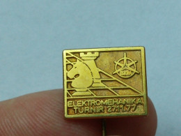 BADGE Z-71-1 - CHESS ECHECS SCHACH AJEDREZ SAKK SAH, ELEKTROMEHANIKA ISKRA, SLOVENIA, Tournament, Tournoi - Jeux