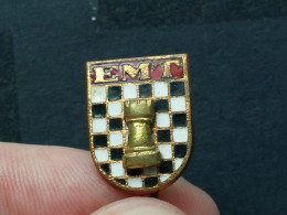 BADGE Z-71-1 - CHESS ECHECS SCHACH AJEDREZ SAKK SAH, EMT, CLUB - Casinos