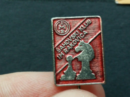 BADGE Z-71-1 - CHESS ECHECS SCHACH AJEDREZ SAKK SAH, IMR RAKOVICA, SERBIA, Club, TRACTOR, TRATTORE - Casinos