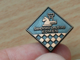 BADGE Z-71-1 - CHESS ECHECS SCHACH AJEDREZ SAKK SAH, KOMEN, SLOVENIA, CLUB - Jeux