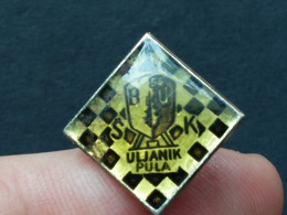 BADGE Z-71-1 - CHESS ECHECS SCHACH AJEDREZ SAKK SAH, PULA, ULJANIK, CROATIA, Club - Casinos