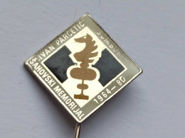 BADGE Z-71-2 - CHESS ECHECS SCHACH AJEDREZ SAKK SAH MEMORIAL TOURNAMENT IVAN PARCETIC, SOMBOR, SERBIA - Jeux