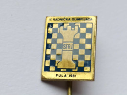 BADGE Z-71-2 - CHESS ECHECS SCHACH AJEDREZ SAKK SAH POPOVAC, YUGOSLAVIA, WORKERS SPORTS GAMES - Casinos