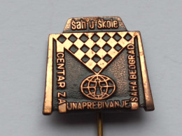 BADGE Z-71-2 - CHESS ECHECS SCHACH AJEDREZ SAKK SAH YUGOSLAVIA, - Jeux