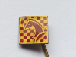 BADGE Z-71-2 - CHESS ECHECS SCHACH AJEDREZ SAKK SAH,  - Casinos