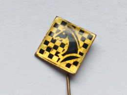 BADGE Z-71-2 - CHESS ECHECS SCHACH AJEDREZ SAKK SAH,  - Jeux