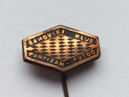 BADGE Z-71-2 - CHESS ECHECS SCHACH AJEDREZ SAKK SAH, CLUB PARTIZAN FUTOG, SERBIA, - Casinos