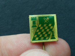 BADGE Z-71-2 - CHESS ECHECS SCHACH AJEDREZ SAKK SAH, NIS SERBIA, TOOLS Tournament, Tournoi,  - Jeux