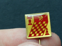 BADGE Z-71-2 - CHESS ECHECS SCHACH AJEDREZ SAKK SAH, NIS SERBIA, TOOLS Tournament, Tournoi,  - Casinos