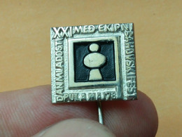 BADGE Z-71-2 - CHESS ECHECS SCHACH AJEDREZ SAKK SAH, PULA 1978, CROATIA, Tournament, Tournoi, - Juegos