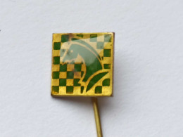 BADGE Z-71-3 - CHESS ECHECS SCHACH AJEDREZ SAKK SAH - Casinos