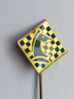 BADGE Z-71-3 - CHESS ECHECS SCHACH AJEDREZ SAKK SAH - Juegos