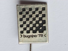 BADGE Z-71-3 - CHESS ECHECS SCHACH AJEDREZ SAKK SAH  BUGOJNO 1978, TOURNAMENT  - Giochi