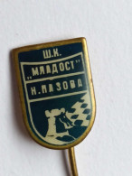 BADGE Z-71-3 - CHESS ECHECS SCHACH AJEDREZ SAKK SAH CLUB MLADOST, NOVA PAZOVA, SERBIA - Jeux