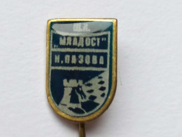 BADGE Z-71-3 - CHESS ECHECS SCHACH AJEDREZ SAKK SAH CLUB MLADOST, NOVA PAZOVA, SERBIA - Spelletjes