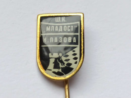 BADGE Z-71-3 - CHESS ECHECS SCHACH AJEDREZ SAKK SAH CLUB MLADOST, NOVA PAZOVA, SERBIA - Spelletjes