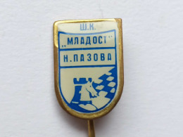 BADGE Z-71-3 - CHESS ECHECS SCHACH AJEDREZ SAKK SAH CLUB MLADOST, NOVA PAZOVA, SERBIA - Casinos