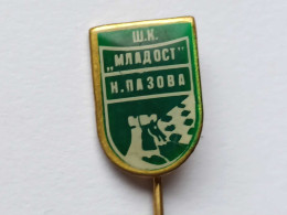 BADGE Z-71-3 - CHESS ECHECS SCHACH AJEDREZ SAKK SAH CLUB MLADOST, NOVA PAZOVA, SERBIA - Casinos