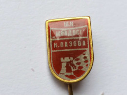 BADGE Z-71-3 - CHESS ECHECS SCHACH AJEDREZ SAKK SAH CLUB MLADOST, NOVA PAZOVA, SERBIA - Games