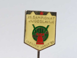 BADGE Z-71-3 - CHESS ECHECS SCHACH AJEDREZ SAKK SAH SKENDER VAKUF Yugoslavia, CHAMPIONSHIP - Spelletjes