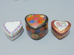 -3 BOITES A PILULES ANCIENNES FORME COEUR 2 LIMOGES 1 CARTON BOUILLI Vitrine   E - Cajas/Cofres