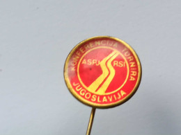 BADGE Z-51-7 - Athlétisme, Athletics, BASKETBALL, FOOTBALL, SPORTS GAMES, Ouvriers JEUX SPORTIFS, TOURNAMENT - Atletica