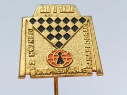 BADGE Z-64-1- CHESS ECHECS SCHACH AJEDREZ SAKK SAH, BELGRADE SERBIA - Casinos