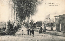 L'ile Bouchard * L'avenue Des Presles * Enfants Villageois Landau Poussette Pram Kinderwagen * Ile Bouchard - L'Île-Bouchard