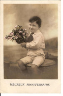 Enfant Avec Un Bouquets De Fleurs  Heureux Anniversaire - Anniversaire