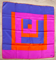 CARITA Carré 77cm, En Twill De Soie Sur Trois Tons Absolus. Orange Vif, Rose Fuschia Et Bleu Klein - Foulards