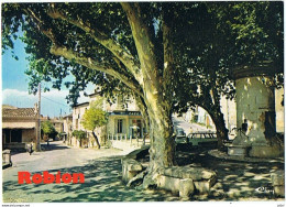 CPM..84..ROBION..VAUCLUSE..LA FONTAINE SUR LA PLACE DE LA MAIRIE..CAFE.. - Robion