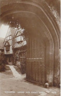 AK 182752 ENGLAND - Winchester - Looking Into Chehay Court - Winchester
