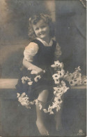 ENFANTS - Une Petite Fille Assise En Tenant Des Fleurs - Carte Postale Ancienne - Portraits