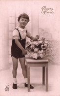 FÊTES ET VOEUX - Nouvel An - Un Enfant Tenant Le Bouquet De Fleur Sur Une Table - Carte Postale Ancienne - New Year